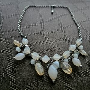 Woman Grey and Silver Tone Collier necklace plastic beads